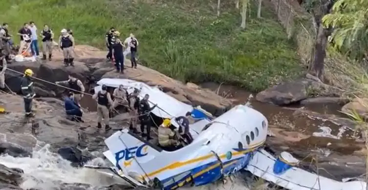 Polícia encontra vestígios do que pode ter derrubado avião de Marília Mendonça