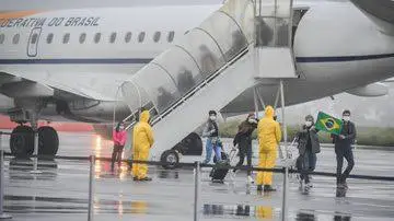 Pilotos e comissários dos EUA temem pandemia e recusam bônus para voar mais