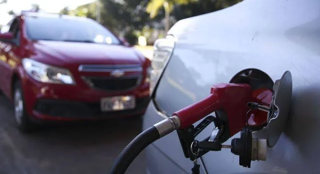Preço da gasolina nos postos sobe 46% em 2021, diz ANP