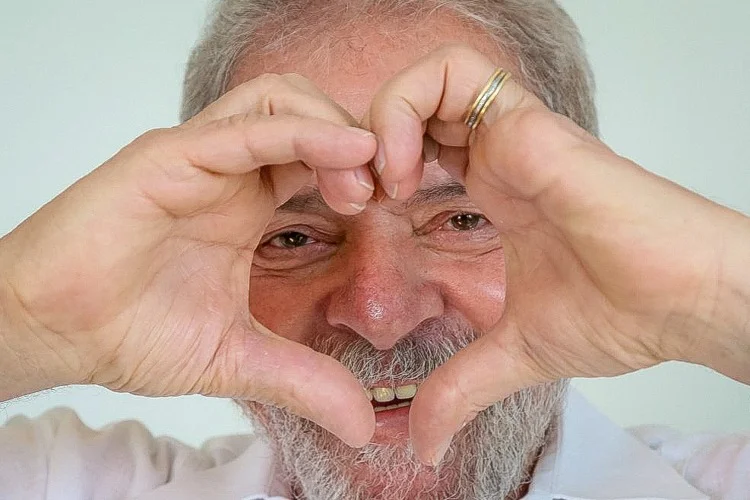 Famosos comemoram 2022 lembrando que é o ano de eleger Lula presidente