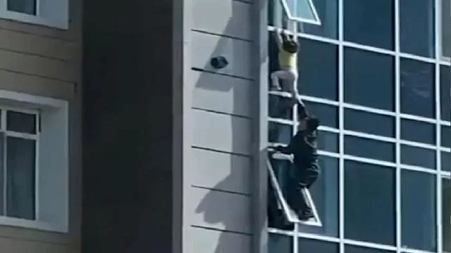 Homem salva menina de 3 anos de queda do 8º andar de prédio