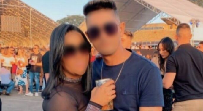 Mulher é flagrada fazendo sexo com vários homens durante show de Henrique e Juliano 1 Mulher é flagrada fazendo sexo com vários homens durante show de Henrique e Juliano