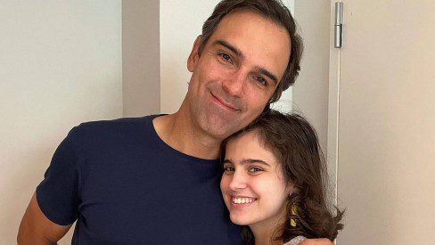 Filha de Tadeu Schmidt fala de sexualidade após se declarar queer: 'Me orgulho profundamente' 1 Filha de Tadeu Schmidt fala de sexualidade após se declarar queer: ‘Me orgulho profundamente’
