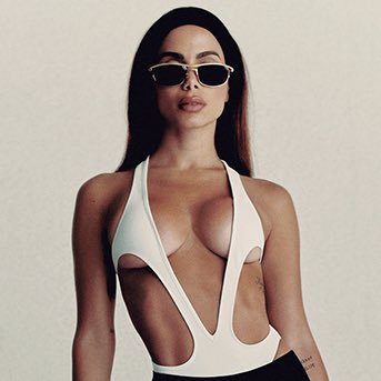 ANITTA SOBRE BEIJO EM SEGURANÇA:"TENHO NAMORADO QUE NÃO IA GOSTAR" 1 ANITTA SOBRE BEIJO EM SEGURANÇA:”TENHO NAMORADO QUE NÃO IA GOSTAR”