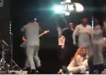 DURANTE SHOW NA BAHIA, JOELMA CAI E SOFRE ACIDENTE
