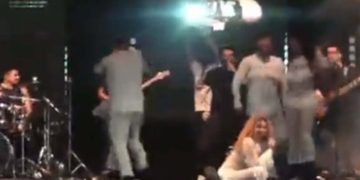 DURANTE SHOW NA BAHIA, JOELMA CAI E SOFRE ACIDENTE