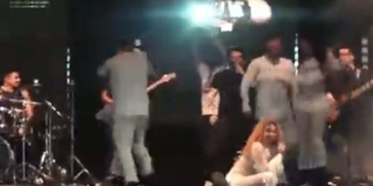 DURANTE SHOW NA BAHIA, JOELMA CAI E SOFRE ACIDENTE 1 DURANTE SHOW NA BAHIA, JOELMA CAI E SOFRE ACIDENTE