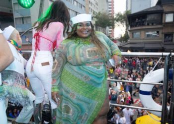 JOJO TODYNHO REBATE BRUNA KARLA NA PARADA LGBTQIAP+:” CHEGA DE INTOLERÂNCIA”