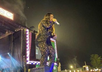 APÓS AFASTAMENTO DE SIMARIA, SIMONE ASSUME SHOW E SE EMOCIONA