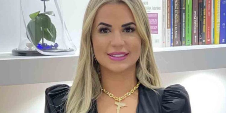 APÓS TER CARROS APREENDIDOS, DEOLANE DESABAFA:"PERSEGUIÇÃO" 1 APÓS TER CARROS APREENDIDOS, DEOLANE DESABAFA:”PERSEGUIÇÃO”