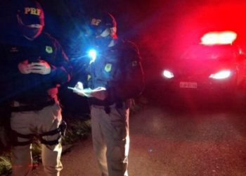 Mulher morre após ser atropelada pelo próprio carro na garagem de casa
