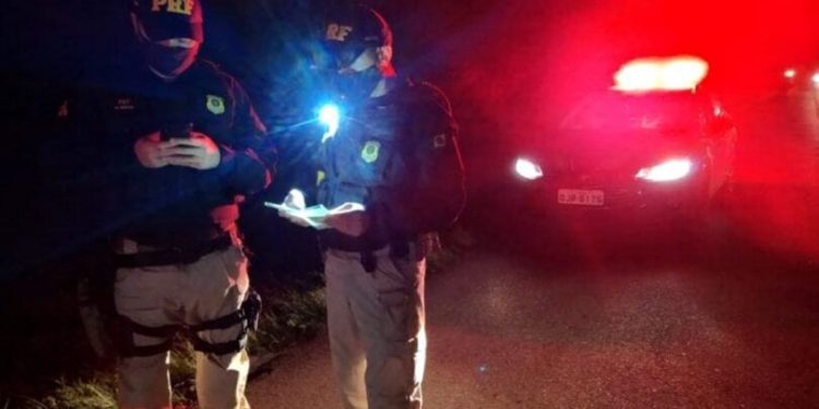 Mulher morre após ser atropelada pelo próprio carro na garagem de casa 1 Mulher morre após ser atropelada pelo próprio carro na garagem de casa