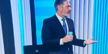 WILLIAM BONNER VIRA MEME APÓS ABRIR LATINHA NAS APURAÇÕES DE VOTO