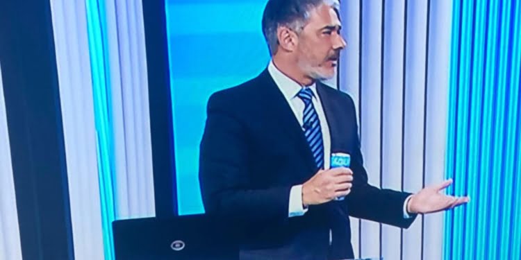 WILLIAM BONNER VIRA MEME APÓS ABRIR LATINHA NAS APURAÇÕES DE VOTO 1 WILLIAM BONNER VIRA MEME APÓS ABRIR LATINHA NAS APURAÇÕES DE VOTO