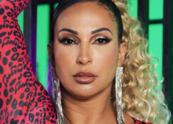 VALESCA POPOZUDA REVELA QUE FICARIA COM MULHER