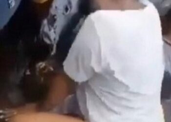 MULHER ESFREGA PARTE INTIMA NA CARA DE TRAFICANTE MORTO DENTRO DO CAIXÃO