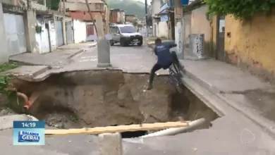 ciclista cai em cratera