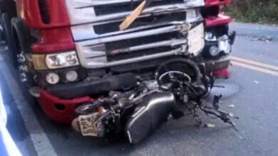 Veja momento exato em que motociclista colide com caminhão na BR 101; vítima veio a óbito