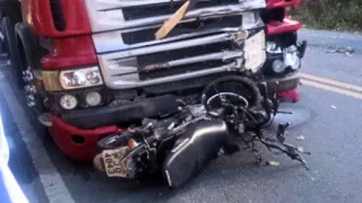 Veja momento exato em que motociclista colide com caminhão na BR 101; vítima veio a óbito