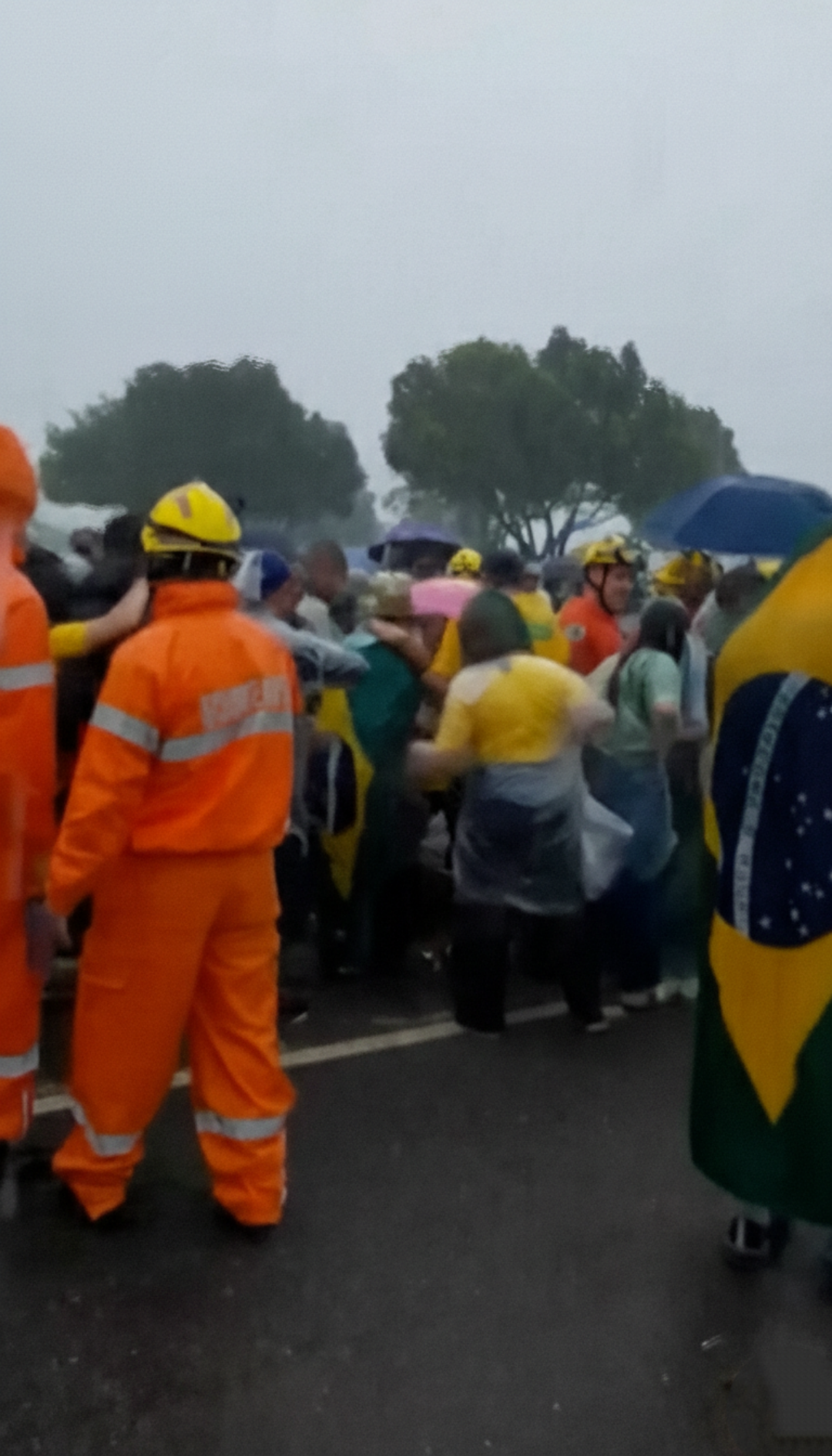 Descarga elétrica atinge ato pró-Bolsonaro em Brasília e provoca feridos entre manifestantes
