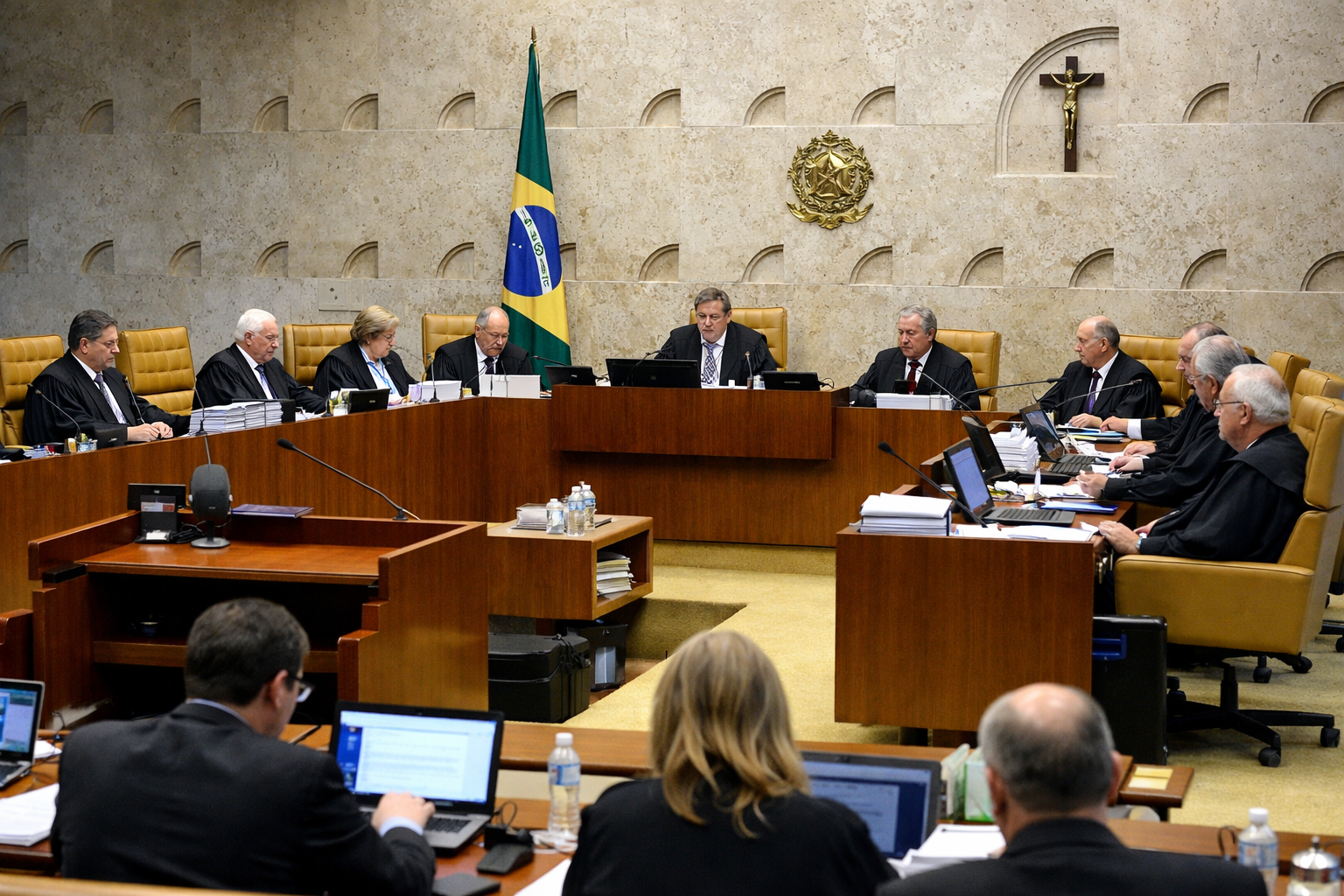 STF firma entendimento e define caixa dois como crime e ato de improbidade, ampliando punições e impacto nas eleições e na gestão pública.