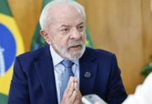 O presidente Lula durante discurso sobre a economia brasileira em evento oficial.