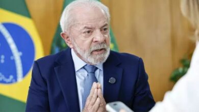 O presidente Lula durante discurso sobre a economia brasileira em evento oficial.