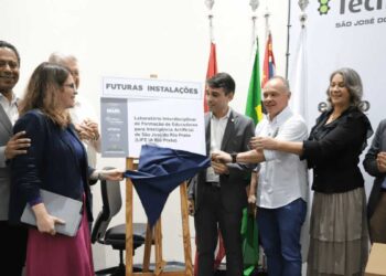 Autoridades durante o lançamento do LIFE-IA Rio Preto, primeiro laboratório de Inteligência Artificial para formação de professores do Brasil, no Parque Tecnológico.