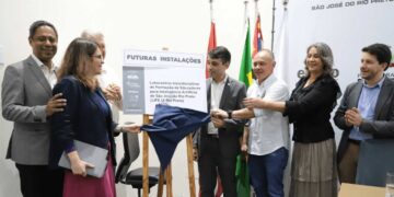 Autoridades durante o lançamento do LIFE-IA Rio Preto, primeiro laboratório de Inteligência Artificial para formação de professores do Brasil, no Parque Tecnológico.