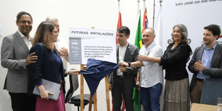 LIFE-IA Rio Preto: cidade será a primeira do Brasil a receber laboratório de Inteligência Artificial 1 Autoridades durante o lançamento do LIFE-IA Rio Preto, primeiro laboratório de Inteligência Artificial para formação de professores do Brasil, no Parque Tecnológico.