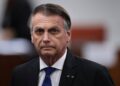Carta de Bolsonaro: por que Moraes proibiu divulgação e qual a diferença para as cartas de Lula na prisão A divulgação da carta de Bolsonaro pelo senador Flávio Bolsonaro reacendeu o debate sobre os limites das decisões judiciais envolvendo o ex-presidente Jair Bolsonaro e levantou comparações com as cartas enviadas por Luiz Inácio Lula da Silva durante o período em que esteve preso em Curitiba, em 2018. Embora os dois casos envolvam ex-presidentes privados de liberdade enviando mensagens de conteúdo político, especialistas ouvidos pela BBC News Brasil afirmam que existem diferenças jurídicas importantes entre as situações. Por que Moraes suspendeu as visitas de Flávio Bolsonaro? O ministro Alexandre de Moraes, do Supremo Tribunal Federal (STF), determinou a suspensão, por 90 dias, das visitas do senador Flávio Bolsonaro ao pai após a divulgação de uma carta em que Jair Bolsonaro defendia a união da direita em torno da pré-candidatura do senador à Presidência da República. Na decisão, Moraes afirmou que Bolsonaro está proibido de utilizar redes sociais, direta ou indiretamente, como uma das medidas cautelares impostas durante o cumprimento de sua prisão domiciliar. Segundo o ministro, ao permitir que a carta fosse lida e divulgada nas redes sociais de Flávio Bolsonaro, o ex-presidente poderia ter utilizado um terceiro para contornar a restrição judicial. Além da suspensão das visitas, Moraes encaminhou o caso à Procuradoria-Geral Eleitoral para avaliar eventual prática de propaganda eleitoral antecipada. Por que o caso é diferente das cartas de Lula? Em setembro de 2018, quando Lula estava preso na Superintendência da Polícia Federal em Curitiba, diversas cartas escritas pelo petista foram divulgadas publicamente. Uma delas foi lida pelo advogado Luiz Eduardo Greenhalgh e pedia apoio ao então candidato Fernando Haddad durante a campanha presidencial. Segundo especialistas entrevistados pela BBC News Brasil, a principal diferença é que Lula não possuía uma decisão judicial específica proibindo manifestações públicas por meio de terceiros. Já Bolsonaro cumpre medidas cautelares que vedam sua utilização das redes sociais, inclusive de forma indireta. Especialistas apontam diferenças jurídicas Advogados consultados pela BBC News Brasil afirmam que o direito de um preso enviar cartas continua existindo. A controvérsia surge quando a correspondência é produzida com o objetivo de ser divulgada nas redes sociais por terceiros. Na avaliação dos especialistas, ainda existe uma "zona cinzenta" sobre os limites dessa restrição. Alguns entendem que a divulgação da carta pode configurar descumprimento da decisão judicial. Outros afirmam que seria necessário comprovar que Bolsonaro sabia previamente que a mensagem seria publicada nas redes sociais. Carta pode virar investigação eleitoral Outro ponto que será analisado é o possível enquadramento da carta como propaganda eleitoral antecipada. Para parte dos especialistas, trechos que apresentam Flávio Bolsonaro como "a melhor opção" para a Presidência podem ser interpretados pela Justiça Eleitoral como pedido indireto de voto. Já outros avaliam que o texto possui caráter de manifestação política e não necessariamente configura campanha eleitoral antecipada. A decisão caberá à Procuradoria-Geral Eleitoral e, posteriormente, ao Tribunal Superior Eleitoral (TSE), caso haja abertura de investigação. Debate continua O episódio reacendeu discussões sobre liberdade de expressão, limites das medidas cautelares impostas a investigados e a utilização das redes sociais por pessoas submetidas a decisões judiciais. Enquanto aliados de Bolsonaro criticam a decisão de Alexandre de Moraes, juristas destacam que o caso ainda depende da manifestação da defesa do ex-presidente e de futuras decisões do STF e da Justiça Eleitoral.