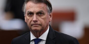 Carta de Bolsonaro: por que Moraes proibiu divulgação e qual a diferença para as cartas de Lula na prisão A divulgação da carta de Bolsonaro pelo senador Flávio Bolsonaro reacendeu o debate sobre os limites das decisões judiciais envolvendo o ex-presidente Jair Bolsonaro e levantou comparações com as cartas enviadas por Luiz Inácio Lula da Silva durante o período em que esteve preso em Curitiba, em 2018. Embora os dois casos envolvam ex-presidentes privados de liberdade enviando mensagens de conteúdo político, especialistas ouvidos pela BBC News Brasil afirmam que existem diferenças jurídicas importantes entre as situações. Por que Moraes suspendeu as visitas de Flávio Bolsonaro? O ministro Alexandre de Moraes, do Supremo Tribunal Federal (STF), determinou a suspensão, por 90 dias, das visitas do senador Flávio Bolsonaro ao pai após a divulgação de uma carta em que Jair Bolsonaro defendia a união da direita em torno da pré-candidatura do senador à Presidência da República. Na decisão, Moraes afirmou que Bolsonaro está proibido de utilizar redes sociais, direta ou indiretamente, como uma das medidas cautelares impostas durante o cumprimento de sua prisão domiciliar. Segundo o ministro, ao permitir que a carta fosse lida e divulgada nas redes sociais de Flávio Bolsonaro, o ex-presidente poderia ter utilizado um terceiro para contornar a restrição judicial. Além da suspensão das visitas, Moraes encaminhou o caso à Procuradoria-Geral Eleitoral para avaliar eventual prática de propaganda eleitoral antecipada. Por que o caso é diferente das cartas de Lula? Em setembro de 2018, quando Lula estava preso na Superintendência da Polícia Federal em Curitiba, diversas cartas escritas pelo petista foram divulgadas publicamente. Uma delas foi lida pelo advogado Luiz Eduardo Greenhalgh e pedia apoio ao então candidato Fernando Haddad durante a campanha presidencial. Segundo especialistas entrevistados pela BBC News Brasil, a principal diferença é que Lula não possuía uma decisão judicial específica proibindo manifestações públicas por meio de terceiros. Já Bolsonaro cumpre medidas cautelares que vedam sua utilização das redes sociais, inclusive de forma indireta. Especialistas apontam diferenças jurídicas Advogados consultados pela BBC News Brasil afirmam que o direito de um preso enviar cartas continua existindo. A controvérsia surge quando a correspondência é produzida com o objetivo de ser divulgada nas redes sociais por terceiros. Na avaliação dos especialistas, ainda existe uma "zona cinzenta" sobre os limites dessa restrição. Alguns entendem que a divulgação da carta pode configurar descumprimento da decisão judicial. Outros afirmam que seria necessário comprovar que Bolsonaro sabia previamente que a mensagem seria publicada nas redes sociais. Carta pode virar investigação eleitoral Outro ponto que será analisado é o possível enquadramento da carta como propaganda eleitoral antecipada. Para parte dos especialistas, trechos que apresentam Flávio Bolsonaro como "a melhor opção" para a Presidência podem ser interpretados pela Justiça Eleitoral como pedido indireto de voto. Já outros avaliam que o texto possui caráter de manifestação política e não necessariamente configura campanha eleitoral antecipada. A decisão caberá à Procuradoria-Geral Eleitoral e, posteriormente, ao Tribunal Superior Eleitoral (TSE), caso haja abertura de investigação. Debate continua O episódio reacendeu discussões sobre liberdade de expressão, limites das medidas cautelares impostas a investigados e a utilização das redes sociais por pessoas submetidas a decisões judiciais. Enquanto aliados de Bolsonaro criticam a decisão de Alexandre de Moraes, juristas destacam que o caso ainda depende da manifestação da defesa do ex-presidente e de futuras decisões do STF e da Justiça Eleitoral.