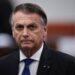 Carta de Bolsonaro: por que Moraes proibiu divulgação e qual a diferença para as cartas de Lula na prisão A divulgação da carta de Bolsonaro pelo senador Flávio Bolsonaro reacendeu o debate sobre os limites das decisões judiciais envolvendo o ex-presidente Jair Bolsonaro e levantou comparações com as cartas enviadas por Luiz Inácio Lula da Silva durante o período em que esteve preso em Curitiba, em 2018. Embora os dois casos envolvam ex-presidentes privados de liberdade enviando mensagens de conteúdo político, especialistas ouvidos pela BBC News Brasil afirmam que existem diferenças jurídicas importantes entre as situações. Por que Moraes suspendeu as visitas de Flávio Bolsonaro? O ministro Alexandre de Moraes, do Supremo Tribunal Federal (STF), determinou a suspensão, por 90 dias, das visitas do senador Flávio Bolsonaro ao pai após a divulgação de uma carta em que Jair Bolsonaro defendia a união da direita em torno da pré-candidatura do senador à Presidência da República. Na decisão, Moraes afirmou que Bolsonaro está proibido de utilizar redes sociais, direta ou indiretamente, como uma das medidas cautelares impostas durante o cumprimento de sua prisão domiciliar. Segundo o ministro, ao permitir que a carta fosse lida e divulgada nas redes sociais de Flávio Bolsonaro, o ex-presidente poderia ter utilizado um terceiro para contornar a restrição judicial. Além da suspensão das visitas, Moraes encaminhou o caso à Procuradoria-Geral Eleitoral para avaliar eventual prática de propaganda eleitoral antecipada. Por que o caso é diferente das cartas de Lula? Em setembro de 2018, quando Lula estava preso na Superintendência da Polícia Federal em Curitiba, diversas cartas escritas pelo petista foram divulgadas publicamente. Uma delas foi lida pelo advogado Luiz Eduardo Greenhalgh e pedia apoio ao então candidato Fernando Haddad durante a campanha presidencial. Segundo especialistas entrevistados pela BBC News Brasil, a principal diferença é que Lula não possuía uma decisão judicial específica proibindo manifestações públicas por meio de terceiros. Já Bolsonaro cumpre medidas cautelares que vedam sua utilização das redes sociais, inclusive de forma indireta. Especialistas apontam diferenças jurídicas Advogados consultados pela BBC News Brasil afirmam que o direito de um preso enviar cartas continua existindo. A controvérsia surge quando a correspondência é produzida com o objetivo de ser divulgada nas redes sociais por terceiros. Na avaliação dos especialistas, ainda existe uma "zona cinzenta" sobre os limites dessa restrição. Alguns entendem que a divulgação da carta pode configurar descumprimento da decisão judicial. Outros afirmam que seria necessário comprovar que Bolsonaro sabia previamente que a mensagem seria publicada nas redes sociais. Carta pode virar investigação eleitoral Outro ponto que será analisado é o possível enquadramento da carta como propaganda eleitoral antecipada. Para parte dos especialistas, trechos que apresentam Flávio Bolsonaro como "a melhor opção" para a Presidência podem ser interpretados pela Justiça Eleitoral como pedido indireto de voto. Já outros avaliam que o texto possui caráter de manifestação política e não necessariamente configura campanha eleitoral antecipada. A decisão caberá à Procuradoria-Geral Eleitoral e, posteriormente, ao Tribunal Superior Eleitoral (TSE), caso haja abertura de investigação. Debate continua O episódio reacendeu discussões sobre liberdade de expressão, limites das medidas cautelares impostas a investigados e a utilização das redes sociais por pessoas submetidas a decisões judiciais. Enquanto aliados de Bolsonaro criticam a decisão de Alexandre de Moraes, juristas destacam que o caso ainda depende da manifestação da defesa do ex-presidente e de futuras decisões do STF e da Justiça Eleitoral.